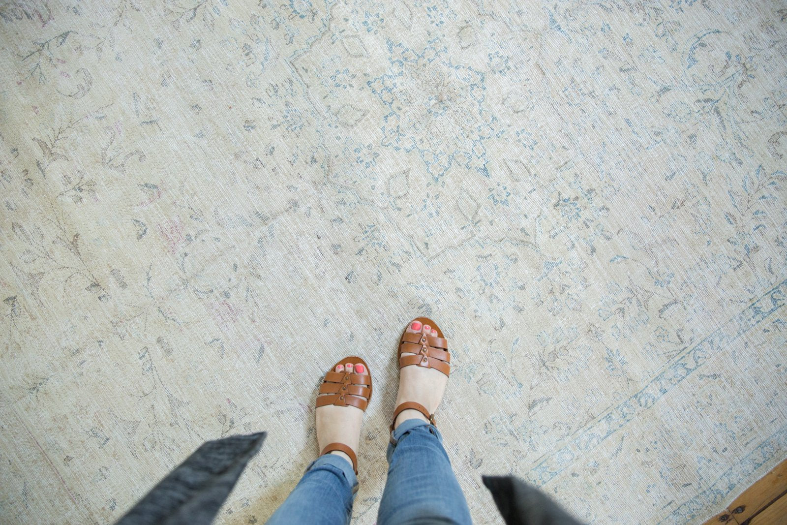 RESERVED 6.5x8.5 Vintage Distressed Sivas Carpet // ONH Item ee003225 Image 1