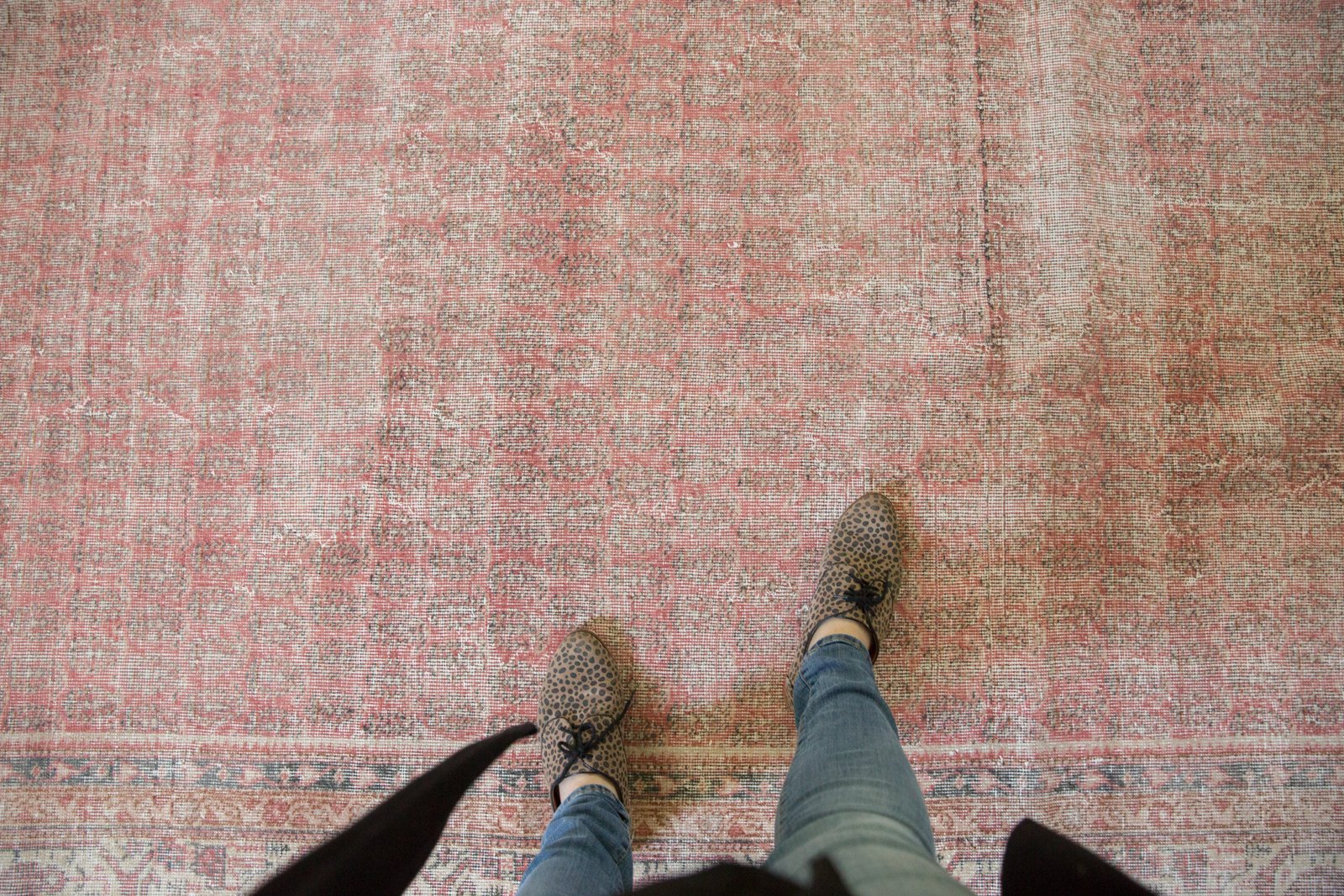  Vintage Distressed Sivas Carpet / Item ee003229 image 2