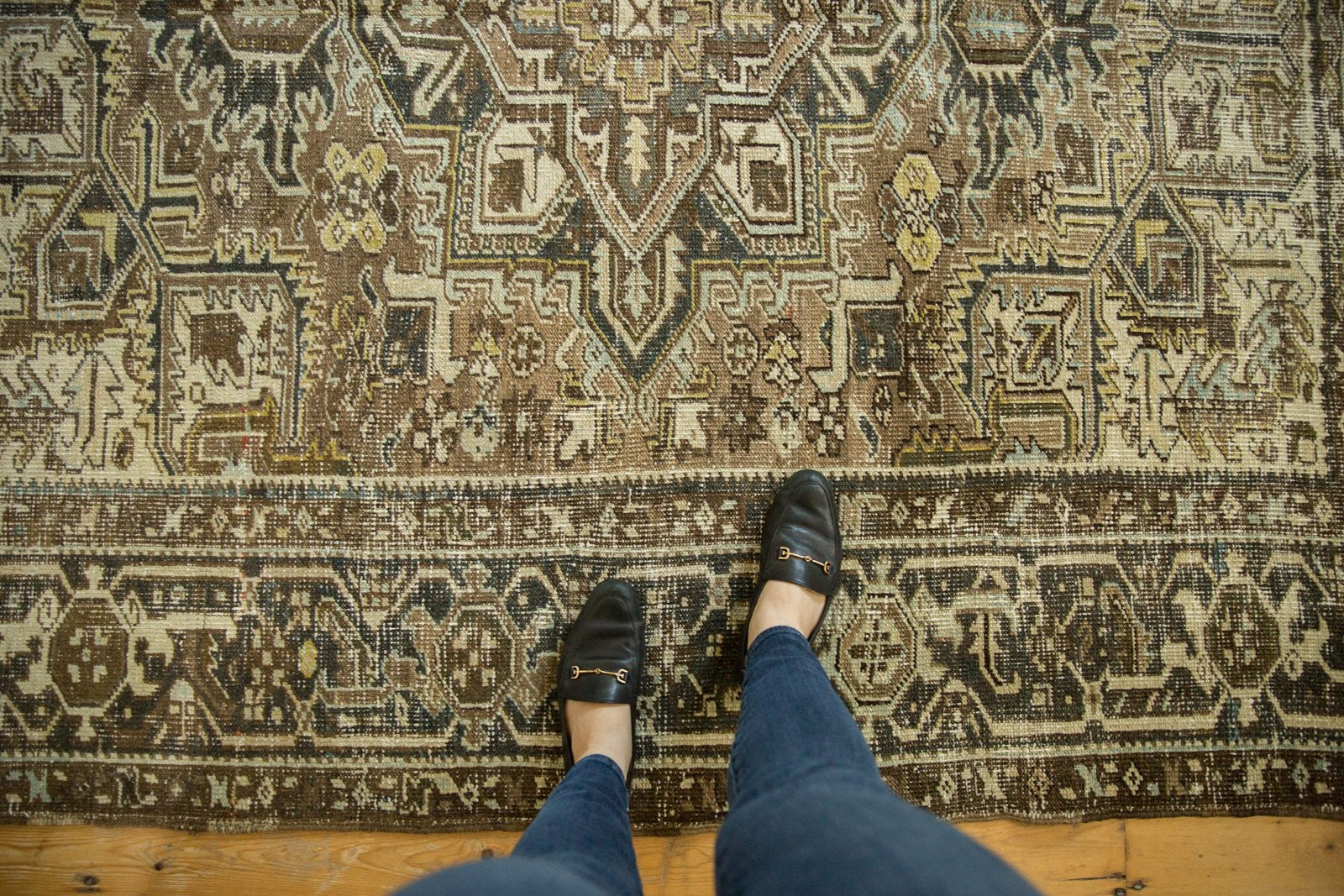  Vintage Distressed Heriz Carpet / Item ee003289 image 2