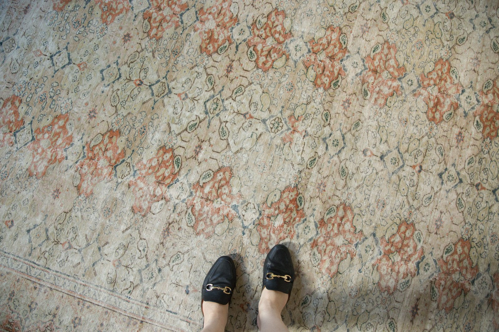  Vintage Distressed Sivas Carpet / Item ee003315 image 2