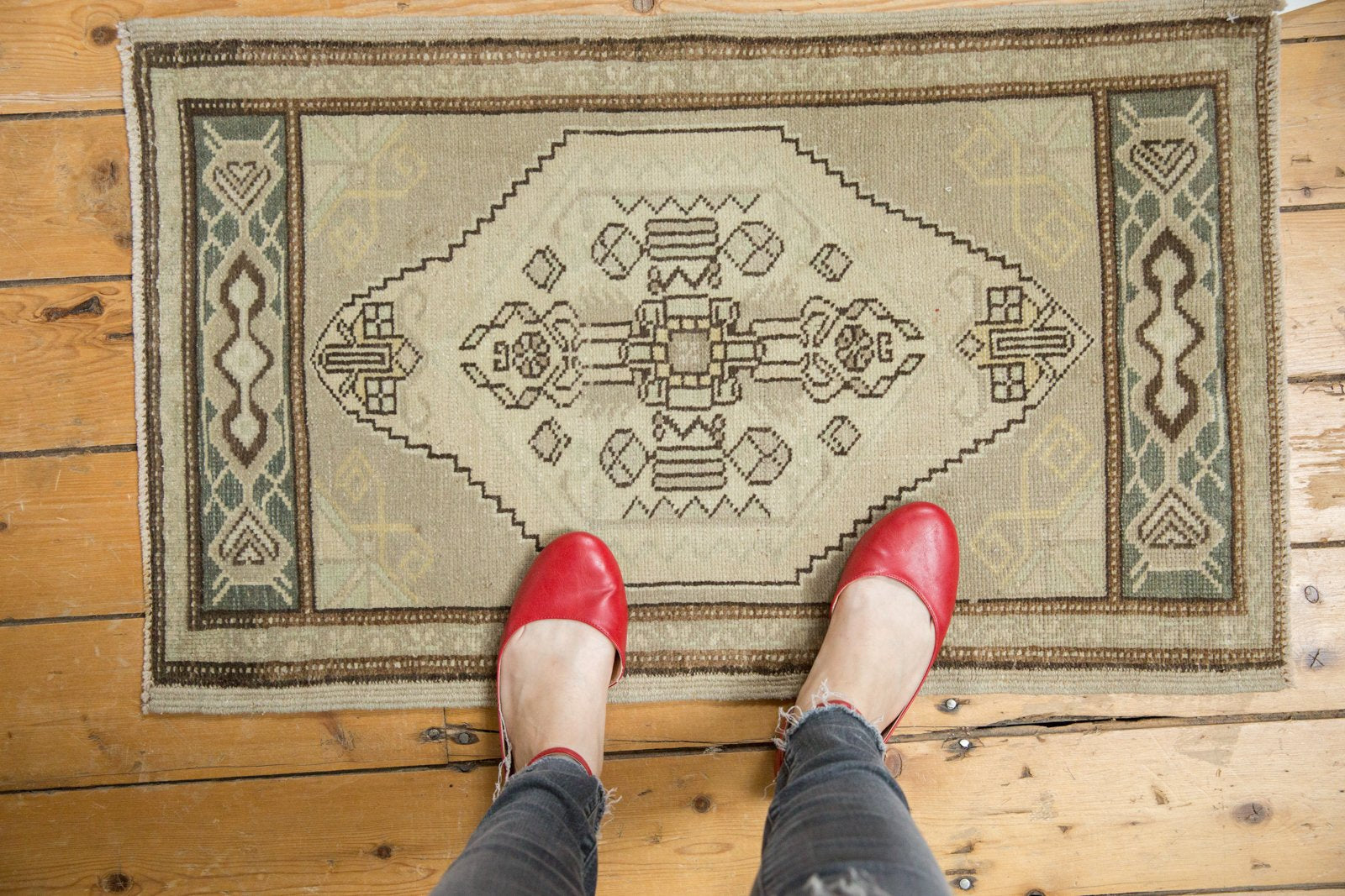  Vintage Distressed Oushak Rug Mat / Item ee003355 image 2