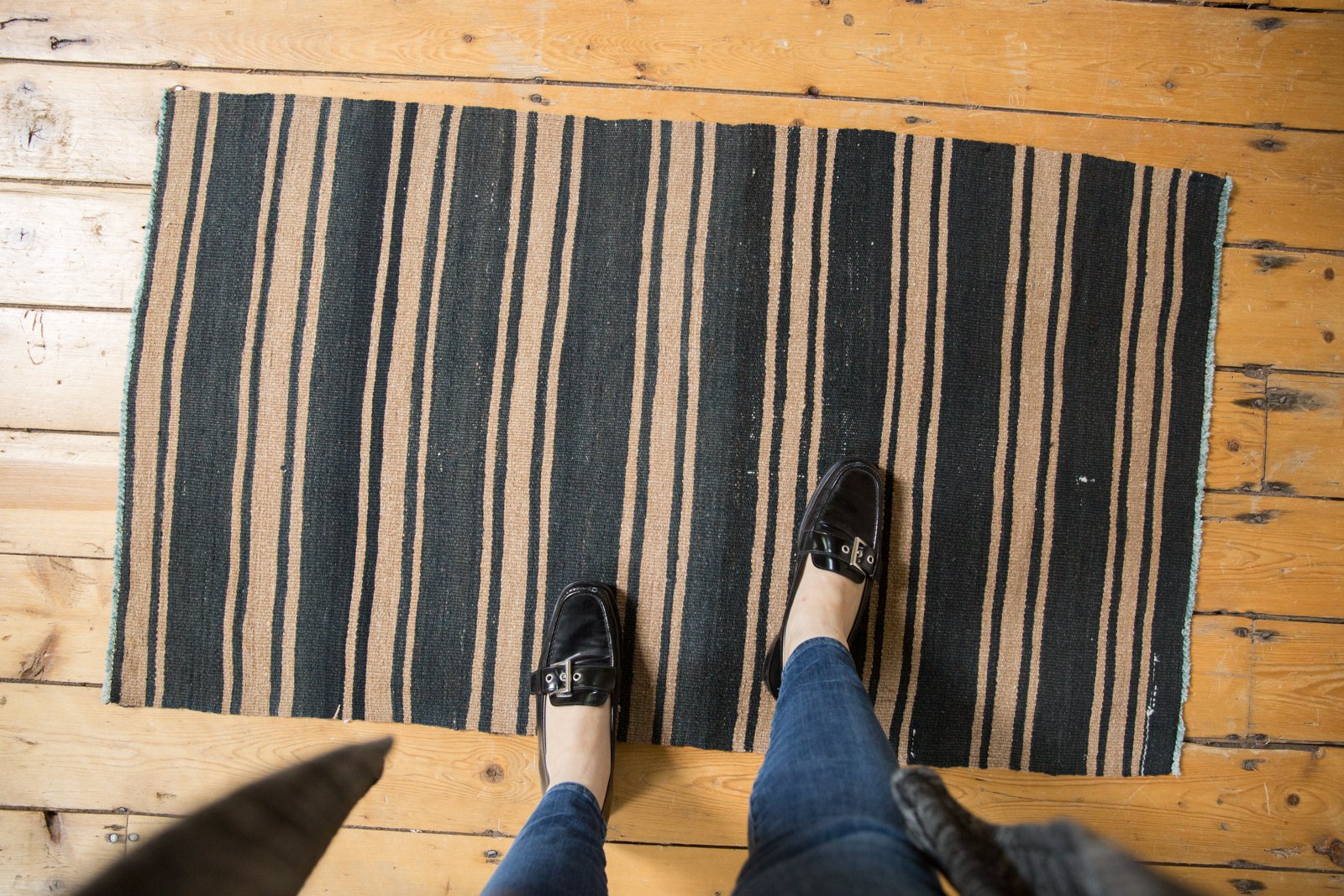  Vintage Turkish Kilim Rug Runner / Item ee003430 image 2