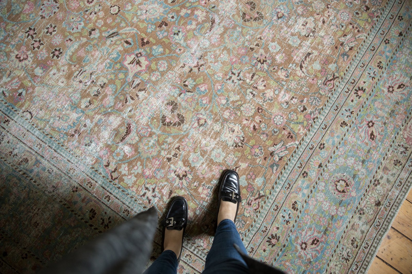 9.5x13 Vintage Distressed Meshed Carpet // ONH Item ee003468 Image 1