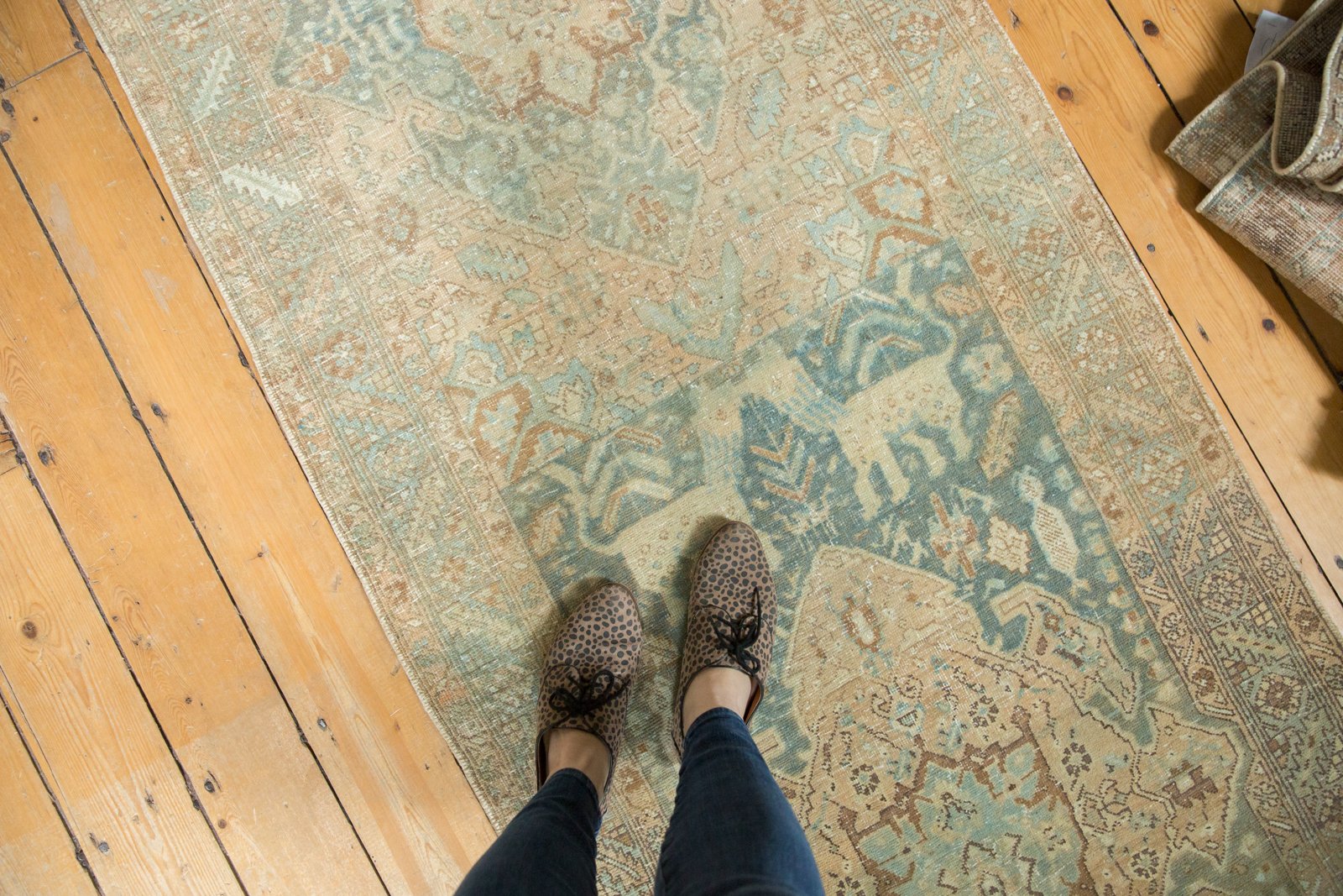  Vintage Distressed Heriz Rug Runner / Item ee003496 image 2