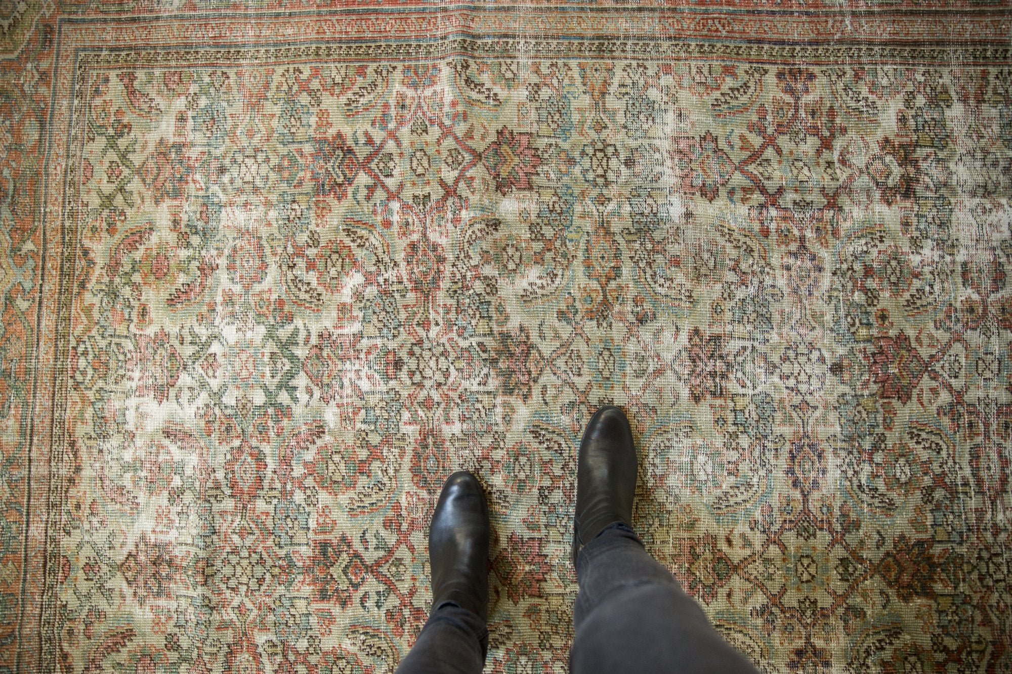 7x9.5 Vintage Distressed Fragment Mahal Carpet // ONH Item ee003776 Image 1