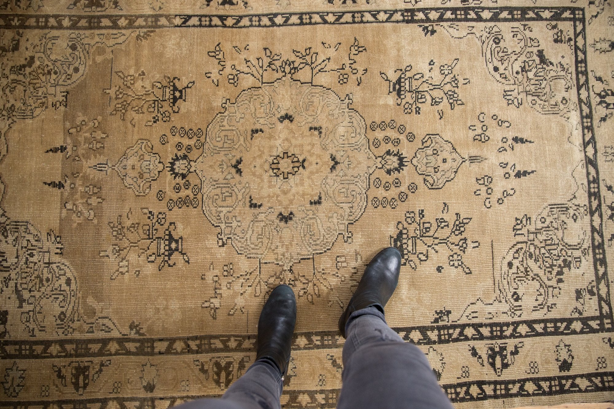 4.5x6.5 Vintage Distressed Sivas Rug // ONH Item ee003840 Image 1