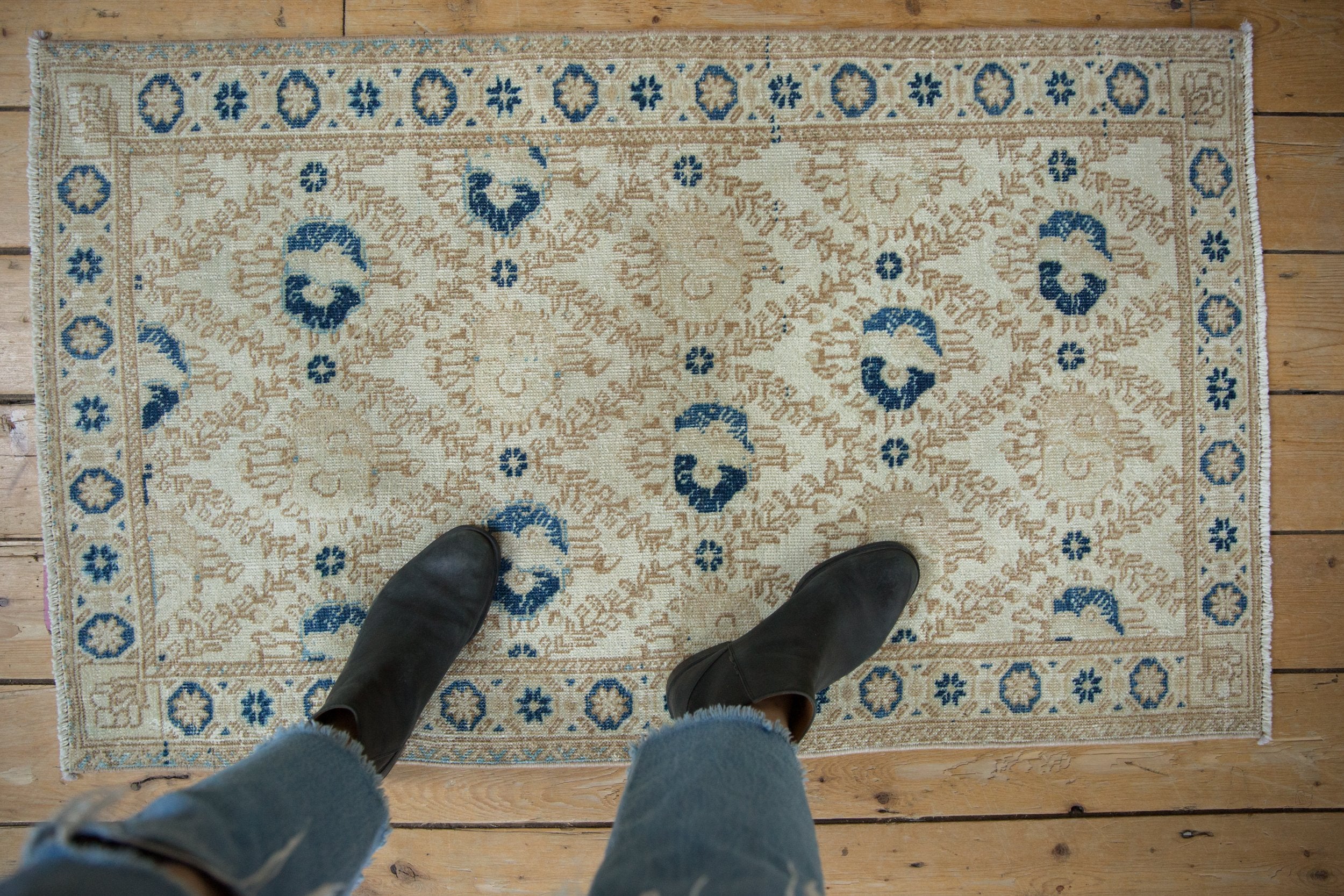 2.5x4 Vintage Distressed Sparta Rug // ONH Item ee004356 Image 1