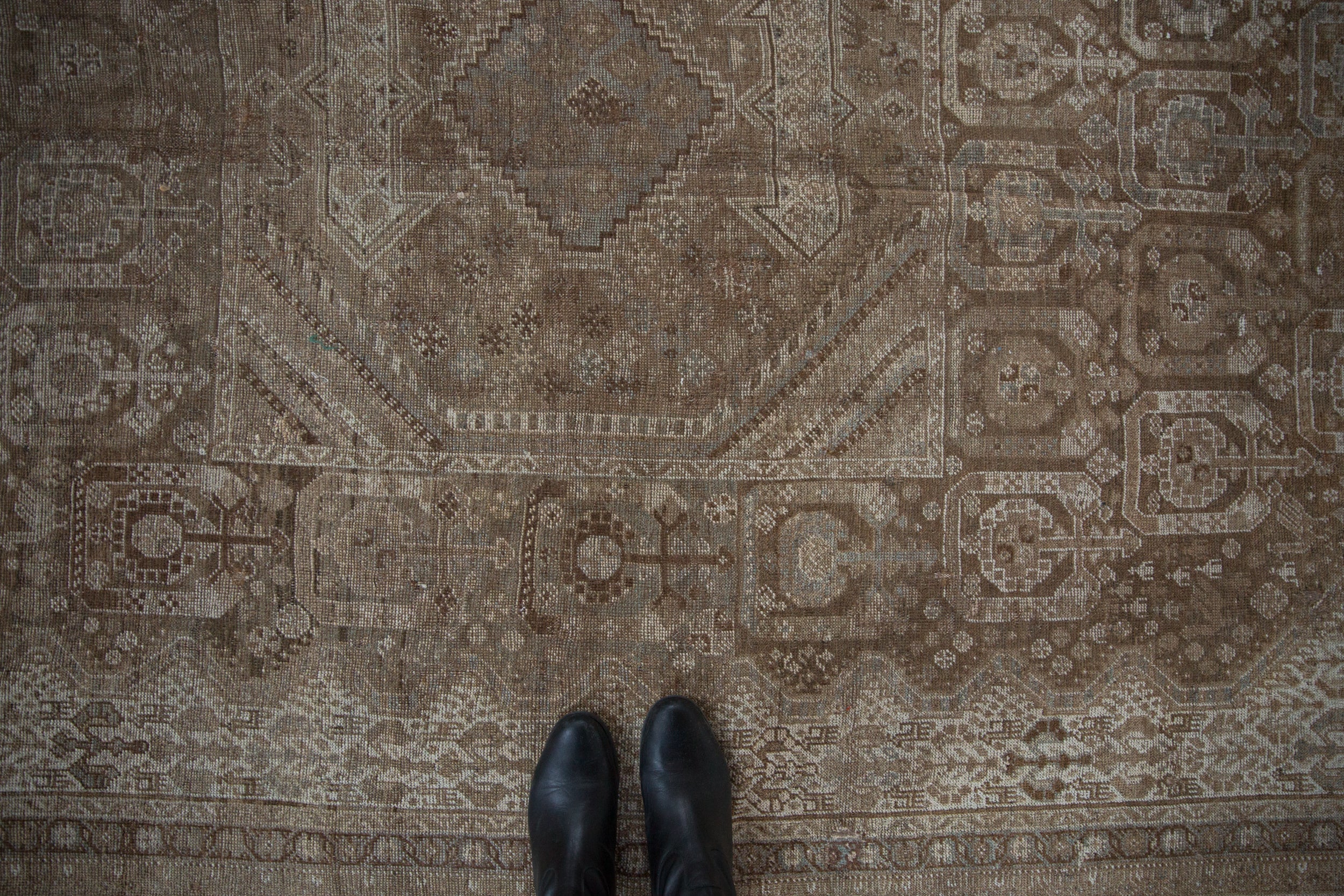 6.5x8.5 Vintage Distressed Shiraz Carpet // ONH Item ee004411 Image 1