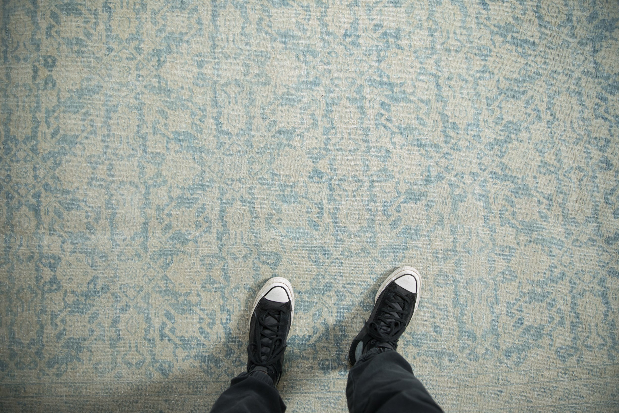 Vintage Distressed Mahal Carpet // ONH Item: ee004638, Image 1