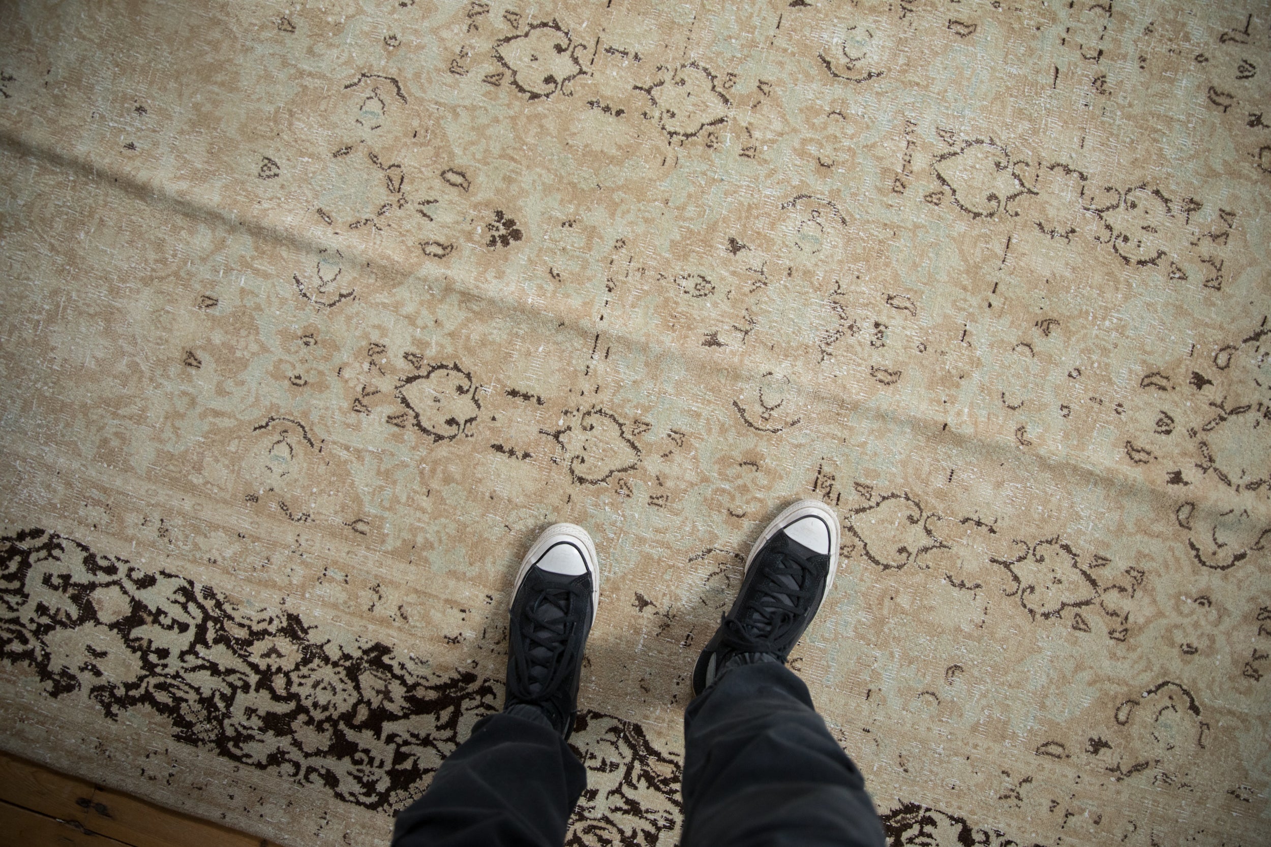 Vintage Distressed Meshed Carpet // ONH Item: ee004648, Image 1