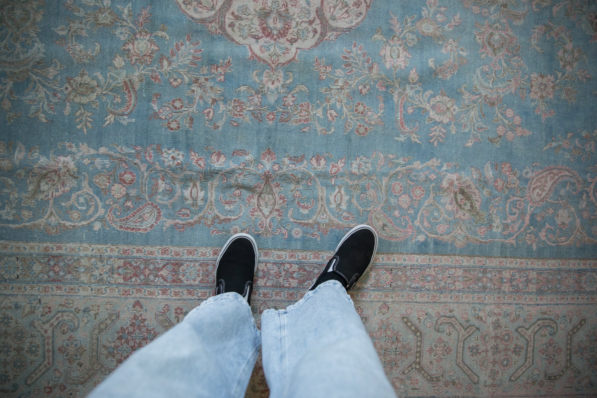 Vintage Distressed Meshed Carpet // ONH Item: ee004654, Image 1