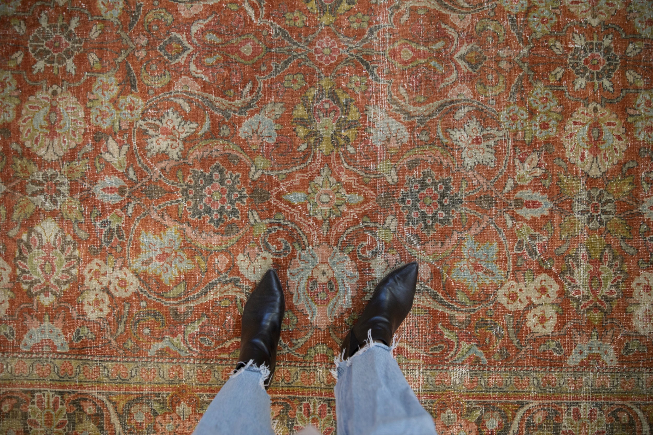 Vintage Fine Distressed Mahal Carpet // ONH Item: ee004669, Image 1