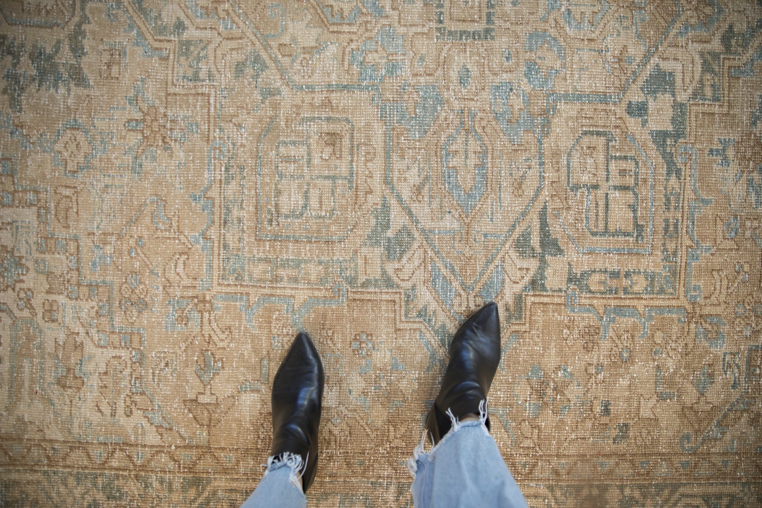 Vintage Distressed Heriz Carpet // ONH Item: ee004688, Image 1