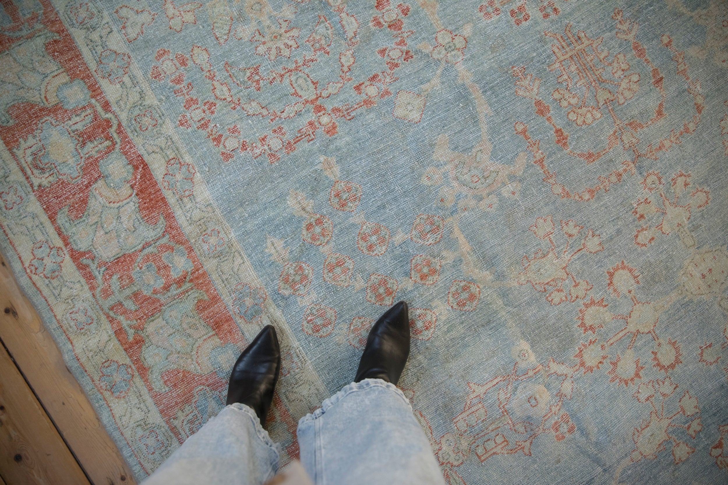 Vintage Distressed Mahal Carpet // ONH Item: ee004696, Image 1