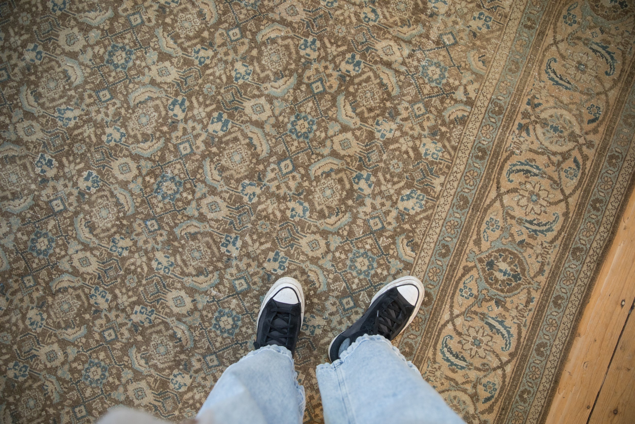 Vintage Distressed Mahal Carpet // ONH Item: ee004749, Image 1
