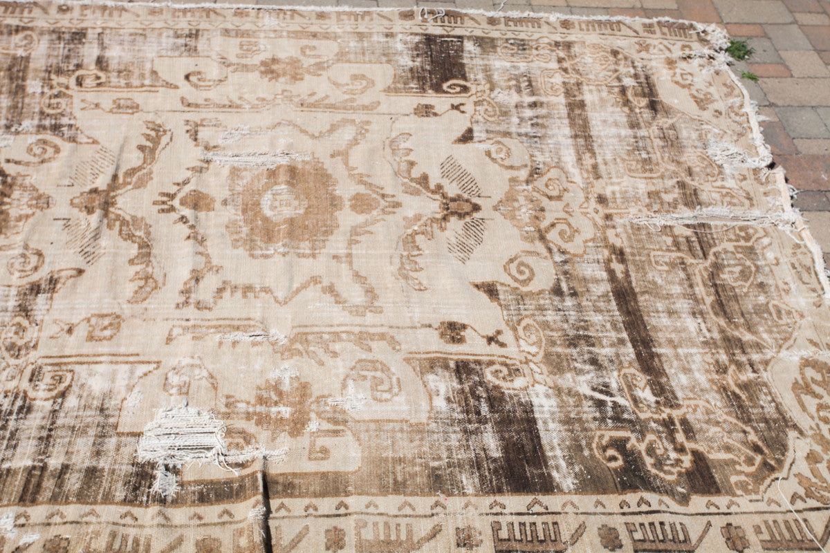 8.5x12 Distressed Vintage Black And White Rug // ONH Item er019164c Image 1