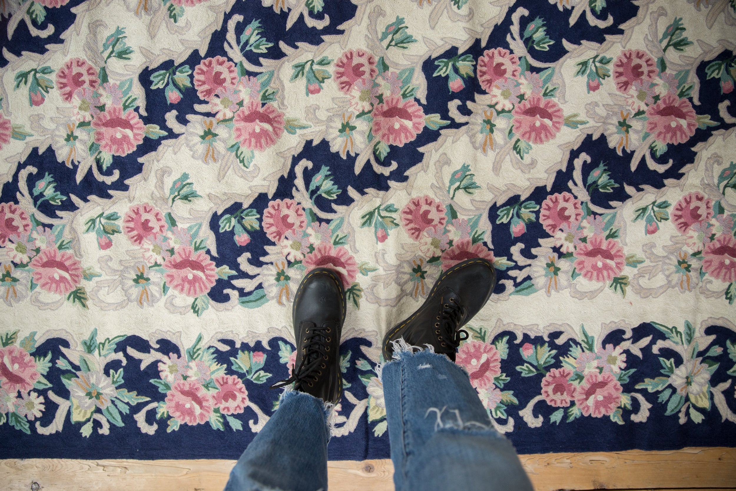 5.5x8 Vintage Chainstitch Carpet // ONH Item mc002099 Image 1