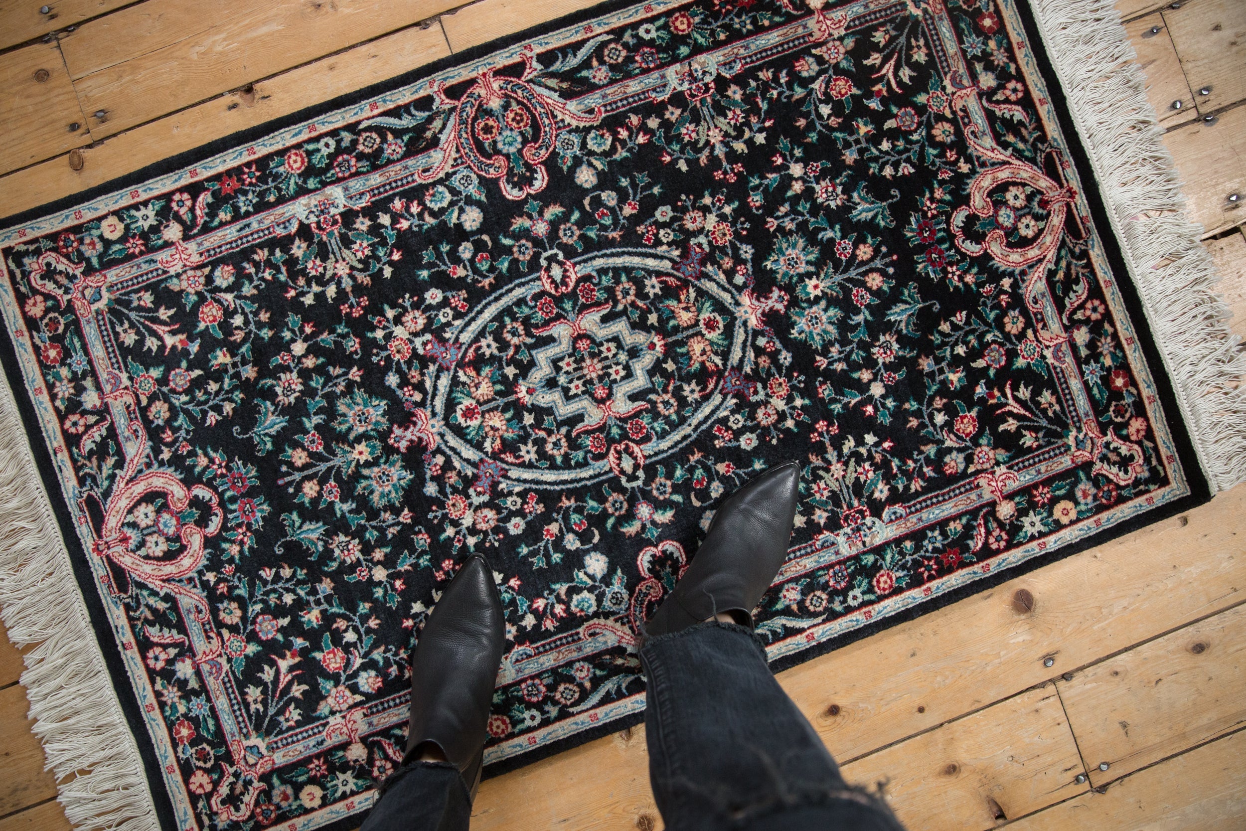 2.5x4 Vintage Pakistani Savonnerie Design Rug // ONH Item mc002157 Image 1