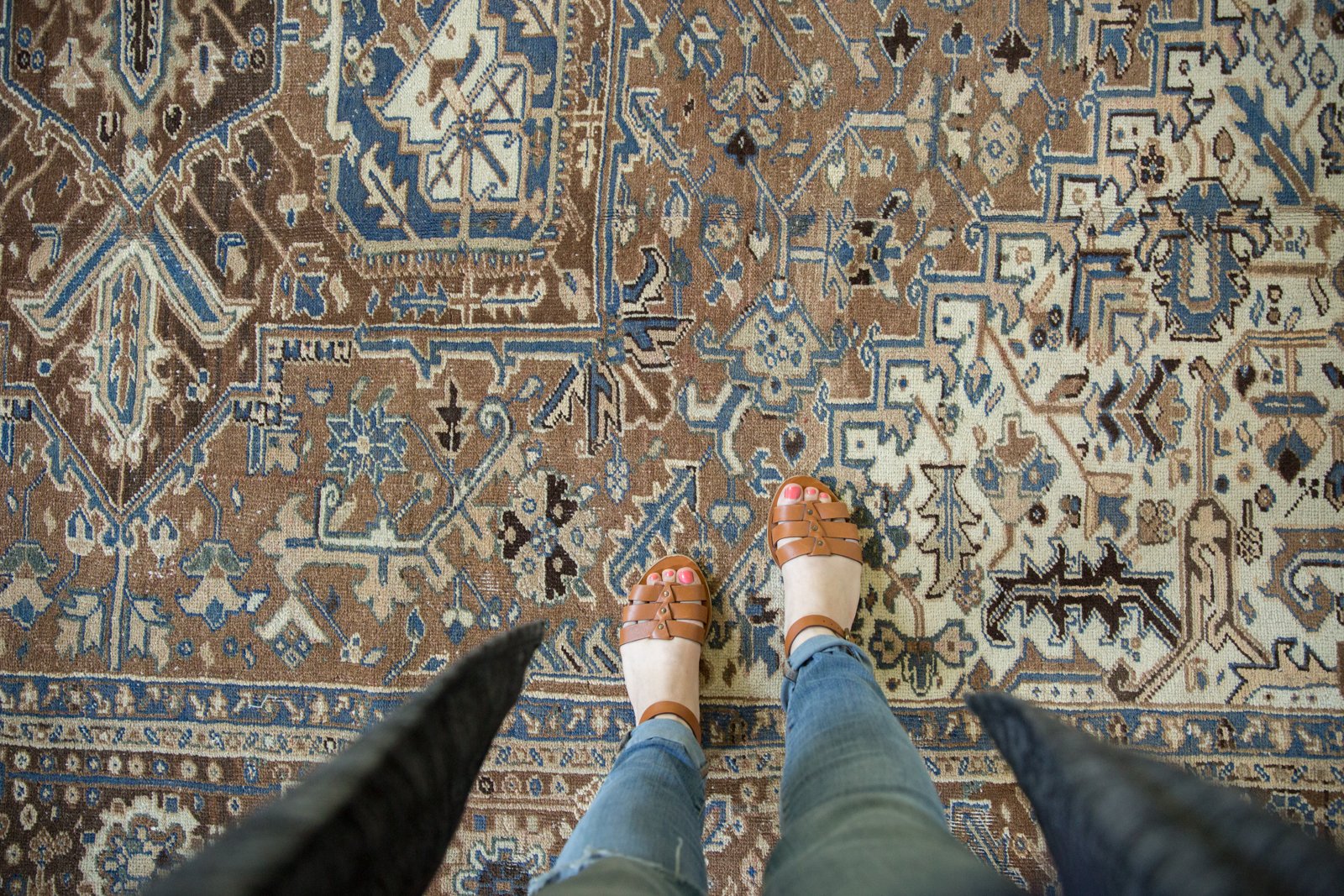  Vintage Distressed Fragmented Heriz Carpet / Item sm001394 image 2