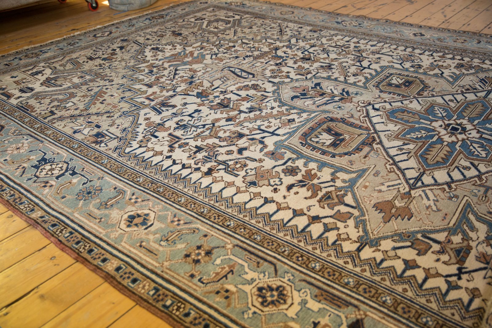 9.5x17.5 Vintage Distressed Heriz Carpet // ONH Item sm001464 Image 1